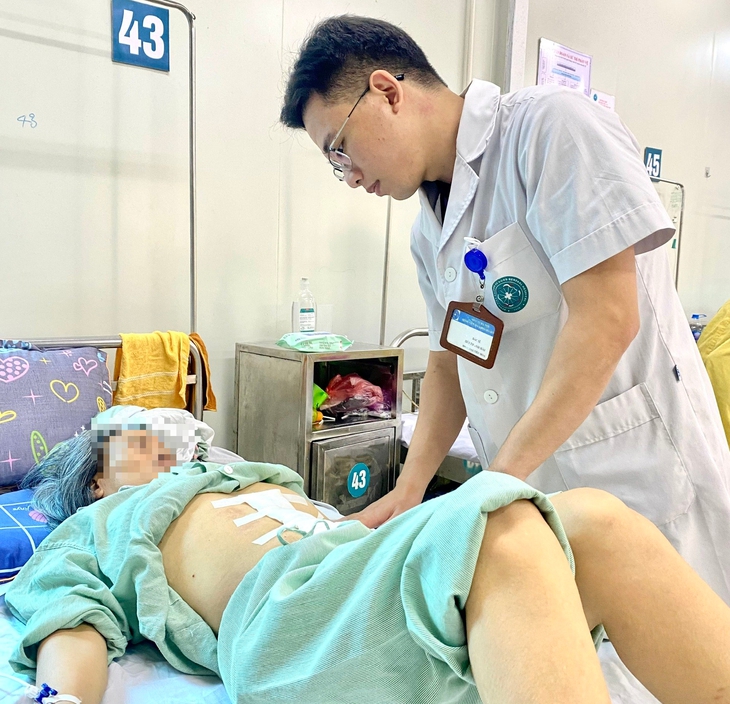 Cắt u buồng trứng to như quả bưởi ở người phụ nữ nhiều bệnh nền - Ảnh 3. Cắt u buồng trứng to như quả bưởi ở người phụ nữ nhiều bệnh nền - Ảnh 3.