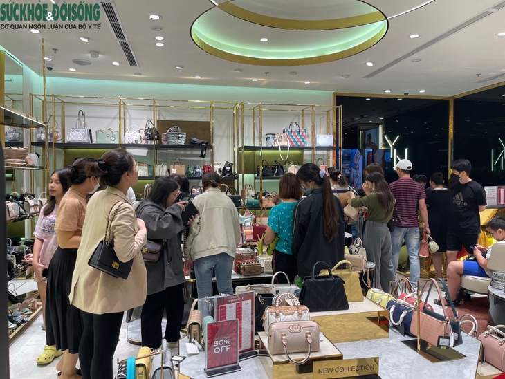 Người Hà Nội đổ bộ trung tâm thương mại 'săn sale' Black Friday - Ảnh 5.
