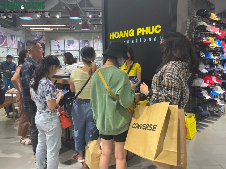 Người Hà Nội đổ bộ trung tâm thương mại 'săn sale' Black Friday - Ảnh 9.
