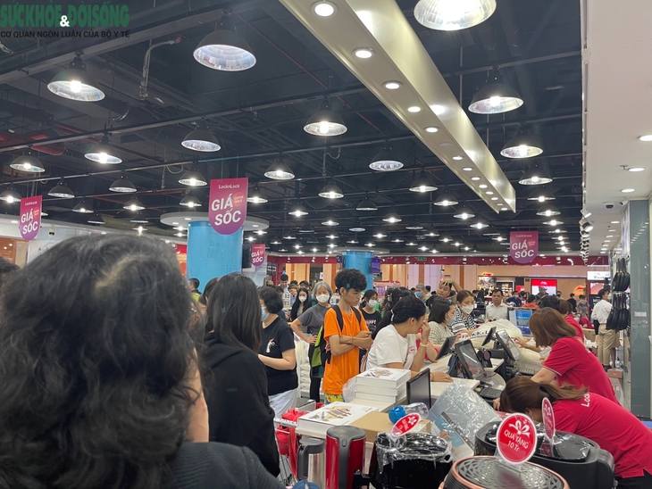 Người Hà Nội đổ bộ trung tâm thương mại 'săn sale' Black Friday - Ảnh 3.