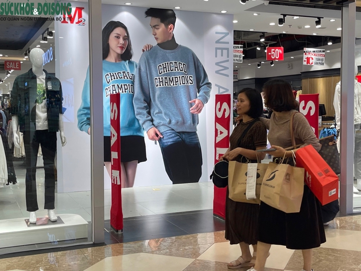 Người Hà Nội đổ bộ trung tâm thương mại 'săn sale' Black Friday - Ảnh 10.