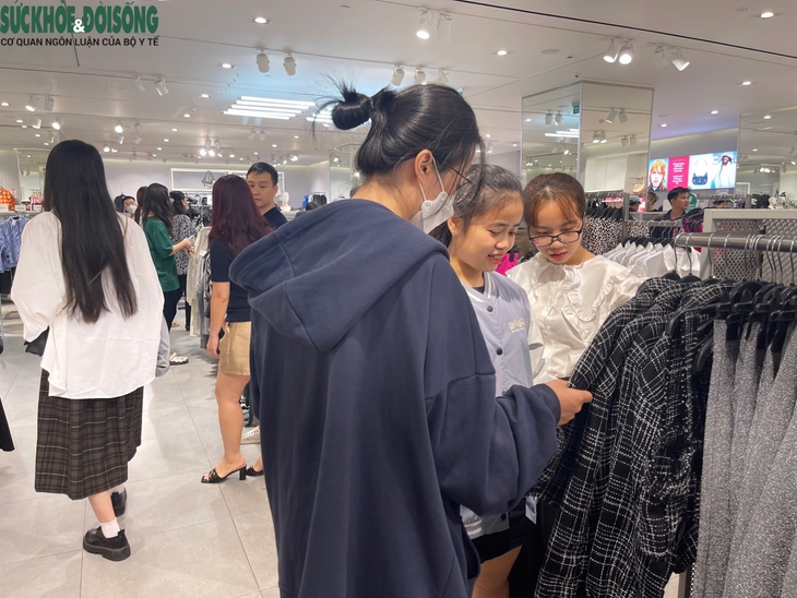 Người Hà Nội đổ bộ trung tâm thương mại 'săn sale' Black Friday - Ảnh 8.