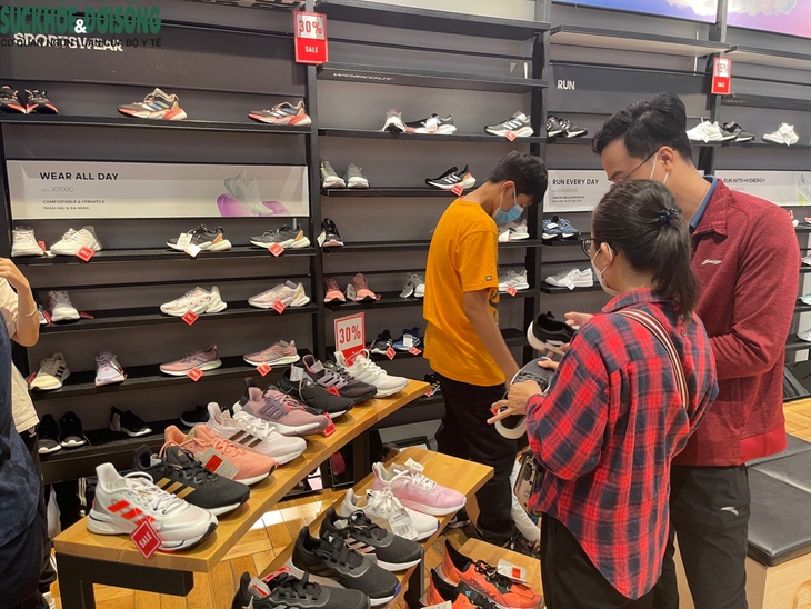 Người Hà Nội đổ bộ trung tâm thương mại 'săn sale' Black Friday - Ảnh 7.