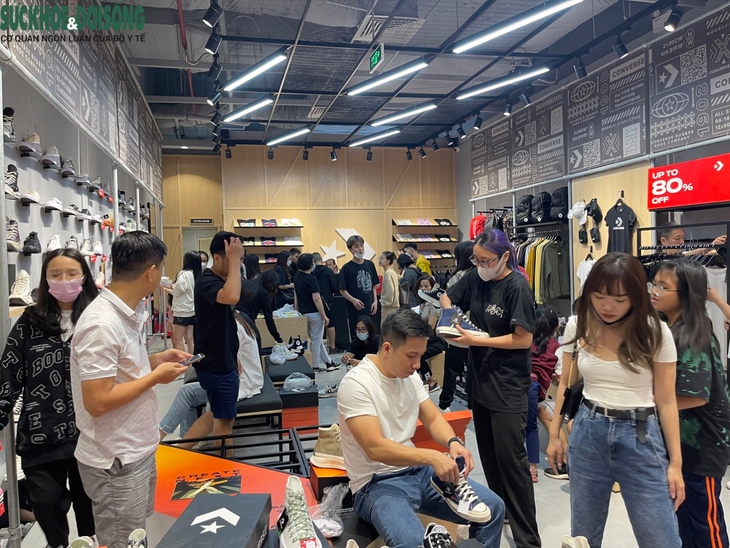 Người Hà Nội đổ bộ trung tâm thương mại 'săn sale' Black Friday - Ảnh 6.