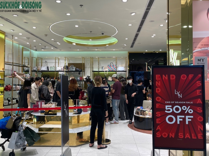 Người Hà Nội đổ bộ trung tâm thương mại 'săn sale' Black Friday - Ảnh 4.