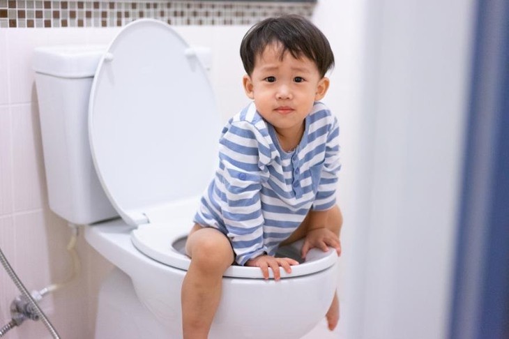 4 sai lầm phổ biến khiến trẻ bị táo bón kéo dài - Ảnh 1.