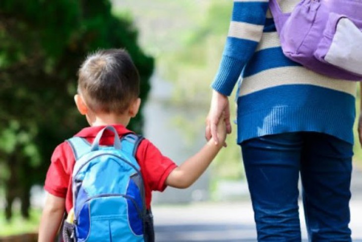 Làm gì khi trẻ táo bón lặp đi lặp lại? - Ảnh 1.