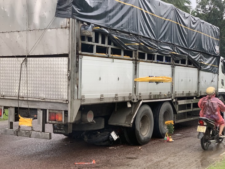 Nhiều vụ lùi xe gây tai nạn chết người, vì sao tài xế vẫn phớt lờ? - Ảnh 2. Nhiều vụ lùi xe gây tai nạn chết người, vì sao tài xế vẫn phớt lờ? - Ảnh 2.