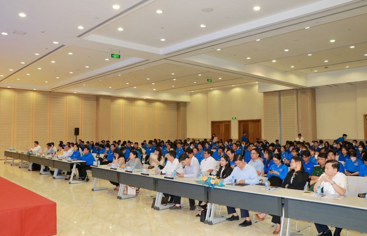Chủ tịch tỉnh Bình Dương đối thoại với thanh niên: Kiên định với mục tiêu và phát huy tinh thần xung kích, cống hiến, có ước mơ, hoài bão - Ảnh 3.