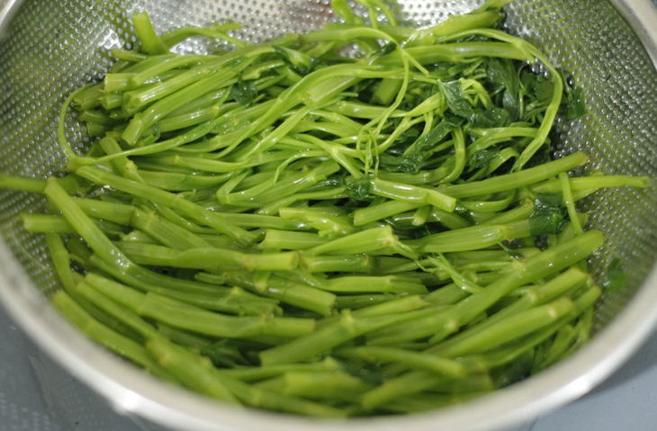 Chuyện ít biết về hai cô gái đẹp và loại rau muống tiến vua của người Hà Nội ai ăn cũng thích - Ảnh 5. Chuyện ít biết về hai cô gái đẹp và loại rau muống tiến vua của người Hà Nội ai ăn cũng thích - Ảnh 5.