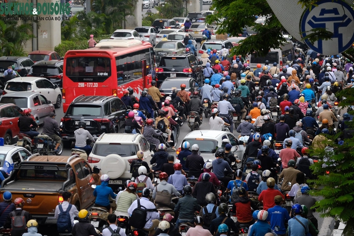 Phương tiện cá nhân tăng chóng mặt, Hà Nội thêm 10 ‘điểm đen’ ùn tắc giao thông - Ảnh 3. Phương tiện cá nhân tăng chóng mặt, Hà Nội thêm 10 ‘điểm đen’ ùn tắc giao thông - Ảnh 3.