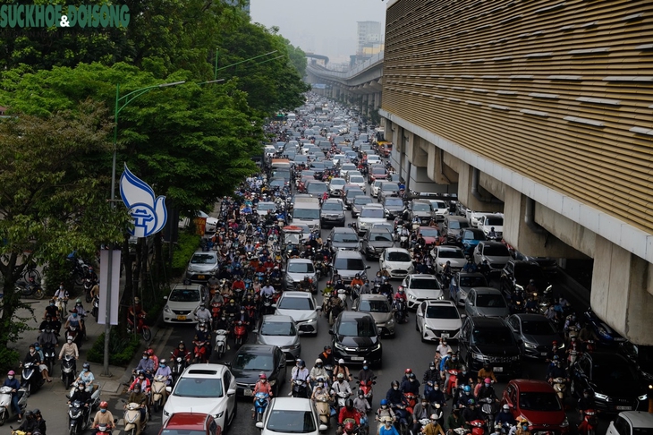 Phương tiện cá nhân tăng chóng mặt, Hà Nội thêm 10 ‘điểm đen’ ùn tắc giao thông - Ảnh 1. Phương tiện cá nhân tăng chóng mặt, Hà Nội thêm 10 ‘điểm đen’ ùn tắc giao thông - Ảnh 1.