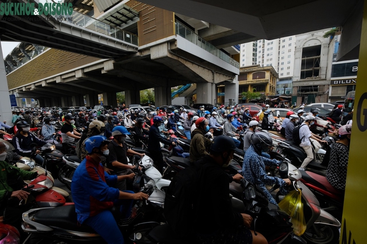 Phương tiện cá nhân tăng chóng mặt, Hà Nội thêm 10 ‘điểm đen’ ùn tắc giao thông - Ảnh 5. Phương tiện cá nhân tăng chóng mặt, Hà Nội thêm 10 ‘điểm đen’ ùn tắc giao thông - Ảnh 5.