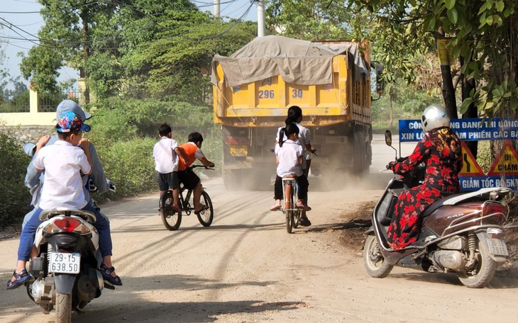 Học sinh Hà Nội "nơm nớp lo sợ" trước cảnh hàng trăm xe tải hạng nặng chạy kín đường