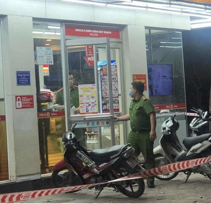 Thông tin về người đàn ông tử vong trong siêu thị Circle K Mộ Lao - Ảnh 2. Thông tin về người đàn ông tử vong trong siêu thị Circle K Mộ Lao - Ảnh 2.