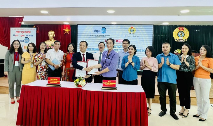 Tại buổi lễ ký kết Tại buổi lễ ký kết
