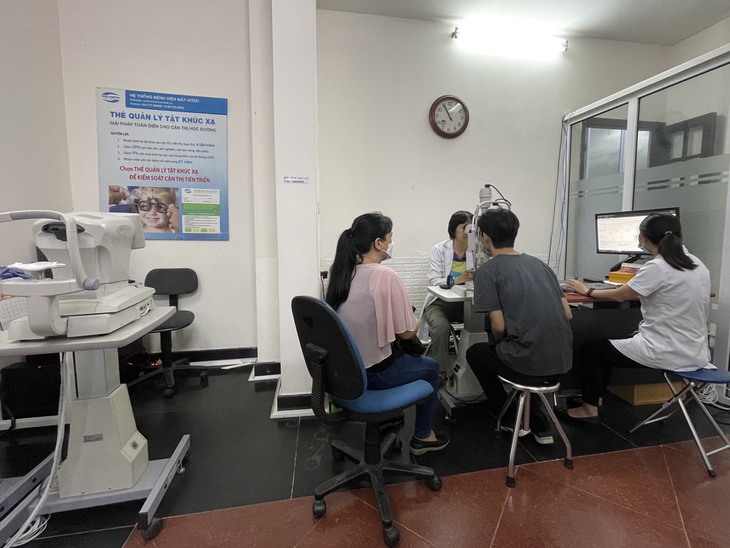 Trẻ có tật khúc xạ cần được chỉnh kính tối ưu - Ảnh 1.
