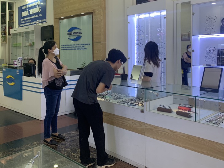 Trẻ có tật khúc xạ cần được chỉnh kính tối ưu - Ảnh 3.