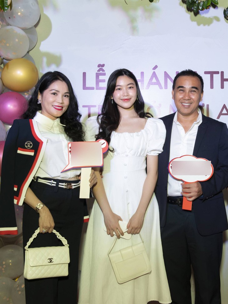 Quyền Linh: Tôi xót khi các con bị mắng 'đẹp đẽ gì mà lên báo hoài' - Ảnh 1. Quyền Linh: Tôi xót khi các con bị mắng 'đẹp đẽ gì mà lên báo hoài' - Ảnh 1.