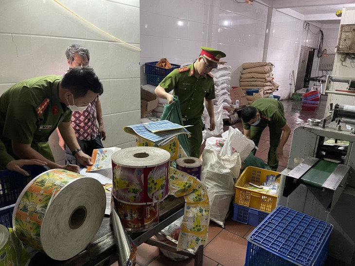 Phát hiện cơ sở làm giả hàng nghìn kem Tràng Tiền - Ảnh 1. Phát hiện cơ sở làm giả hàng nghìn kem Tràng Tiền - Ảnh 1.