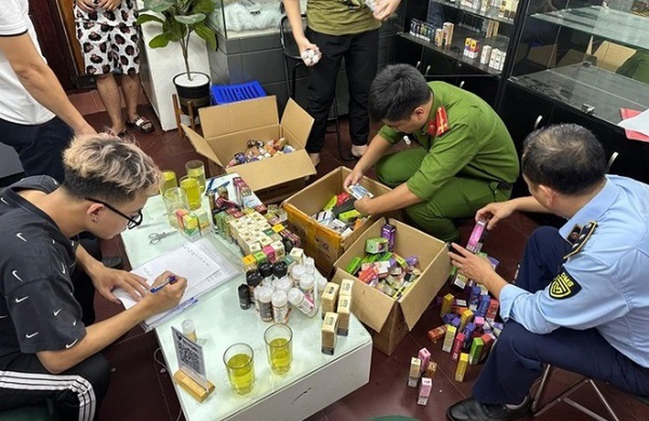 Thu giữ hàng trăm bộ thuốc lá điện tử và tinh dầu không nguồn gốc - Ảnh 3.