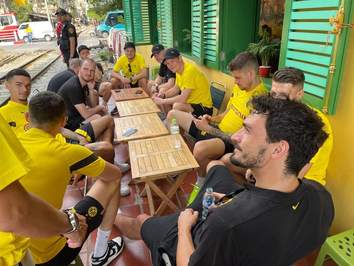 Rào chắn, phá dỡ các vi phạm nơi CLB Borussia Dortmund 'check in' - Ảnh 1.