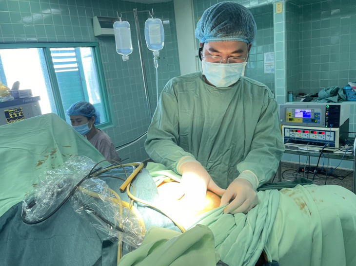 Cắt bỏ khối u "khủng" ở tử cung nữ bệnh nhân - Ảnh 1.