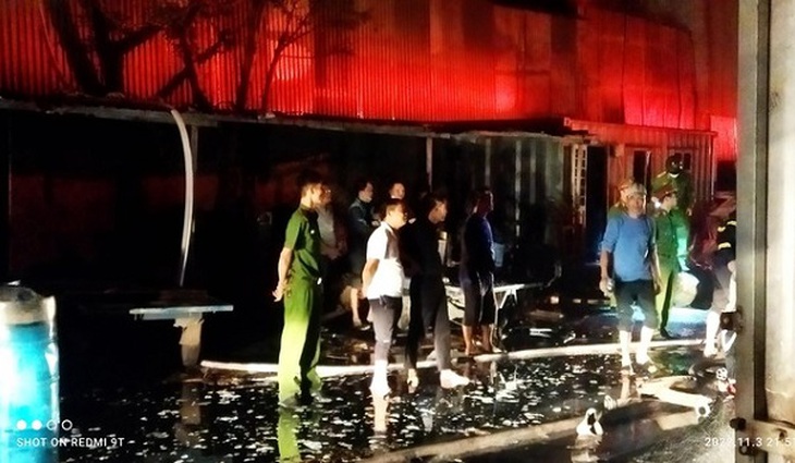 Nhanh chóng dập tắt đám cháy xưởng gỗ 400 m2 tại Thạch Thất - Ảnh 3. Nhanh chóng dập tắt đám cháy xưởng gỗ 400 m2 tại Thạch Thất - Ảnh 3.
