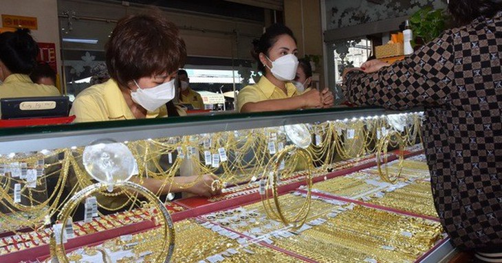 Giá vàng hôm nay 4/11: Bất ngờ tăng vọt