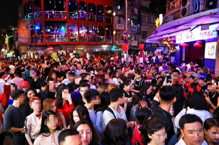 Theo nghiên cứu của các chuyên gia tâm lý hành vi đám đông, mọi người luôn quan sát tìm một khoảng không gian trống trải hơn trước mặt mình.  Ảnh minh họa