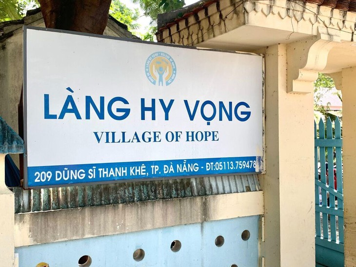 'Làng hy vọng', tác phẩm giải nhất Phóng viên trẻ Pháp ngữ như lời tri ân gửi tới các thầy cô nhân ngày 20/11 - Ảnh 2. 'Làng hy vọng', tác phẩm giải nhất Phóng viên trẻ Pháp ngữ như lời tri ân gửi tới các thầy cô nhân ngày 20/11 - Ảnh 2.