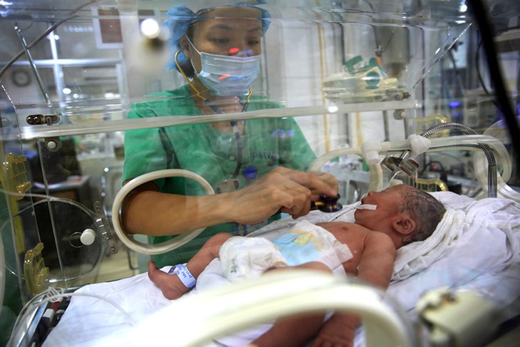 Kỳ diệu: Cứu sống bé sơ sinh tím tái, ngừng tim do 'đẻ rơi' trong nhà vệ sinh bệnh viện - Ảnh 1. Kỳ diệu: Cứu sống bé sơ sinh tím tái, ngừng tim do 'đẻ rơi' trong nhà vệ sinh bệnh viện - Ảnh 1.