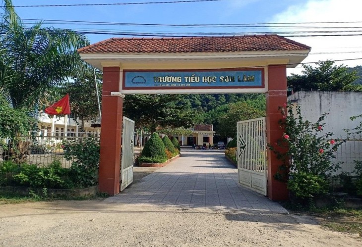 Vụ phụ huynh mang dao vào trường đe dọa: Sẽ xử lý hiệu trưởng do vi phạm quy tắc ứng xử - Ảnh 2.