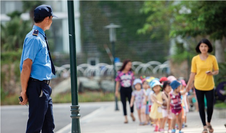 Vụ phụ huynh vác dao vào trường đe dọa: Báo động an ninh nhà trường chưa tốt - Ảnh 2. Vụ phụ huynh vác dao vào trường đe dọa: Báo động an ninh nhà trường chưa tốt - Ảnh 2.