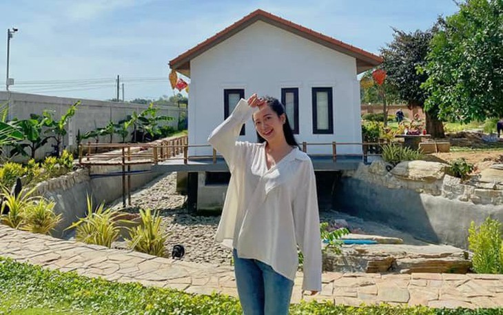 Mix quần ống rộng với áo sơ mi như Kim Oanh - người mẹ đáng thương trong "Hành trình công lý"