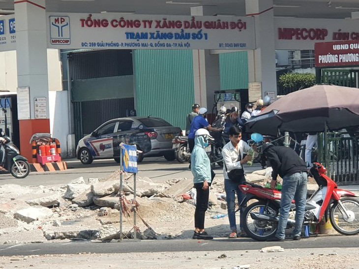 Bộ Công thương: Không có luật nào cấm mua xăng bằng can, chai - Ảnh 2.