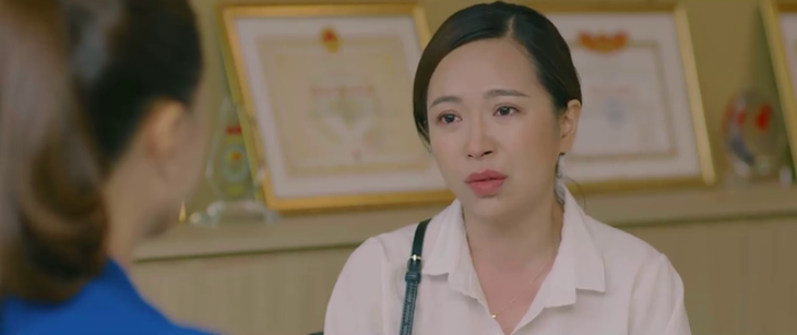 Mix quần ống rộng với áo sơ mi như Kim Oanh-người mẹ tranh chấp nuôi con trong 'Hành trình công lý' - Ảnh 1.