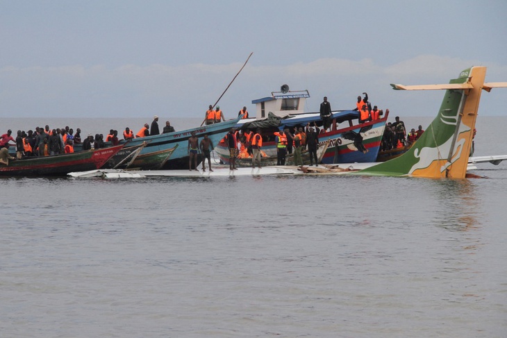 Tanzania: Hiện trường thảm kịch máy bay chở 43 người lao xuống hồ Victoria - Ảnh 3.