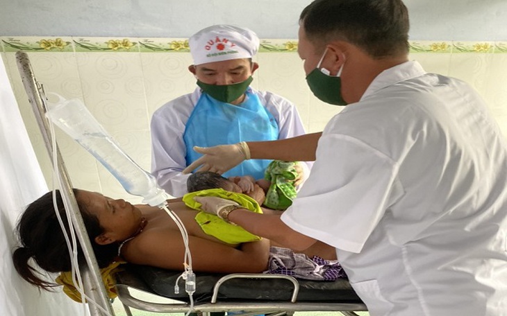 2 nam thầy thuốc quân hàm xanh giúp sản phụ người đồng bào bị vỡ ối vượt cạn - Ảnh 1.