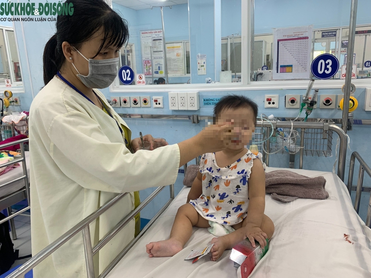 TP.HCM: Bệnh hô hấp tăng cao, bác sĩ chỉ ra dấu hiệu trẻ bị viêm phổi, phải nhập viện cấp cứu - Ảnh 3.