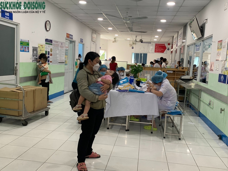 TP.HCM: Bệnh hô hấp tăng cao, bác sĩ chỉ ra dấu hiệu trẻ bị viêm phổi, phải nhập viện cấp cứu - Ảnh 1.