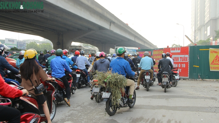 Người dân khốn khổ vì 'rào chắn thi công' - Ảnh 1. Người dân khốn khổ vì 'rào chắn thi công' - Ảnh 1.