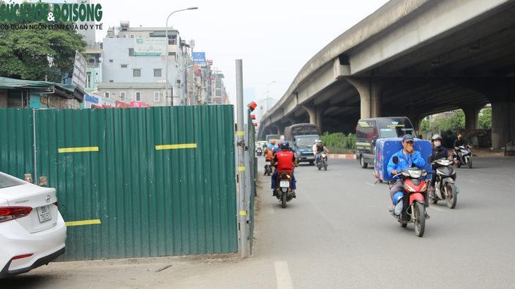 Bất ngờ với số lượng 'lô cốt' trên đường Nguyễn Xiển - Ảnh 1.