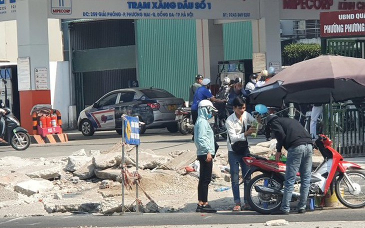 Bộ Công thương lên tiếng về thông tin "cấm mua xăng bằng thùng, can, chai"