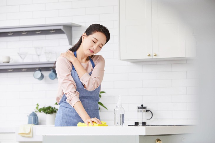 Vì sao phụ nữ mãn kinh bị loãng xương? - Ảnh 2.
