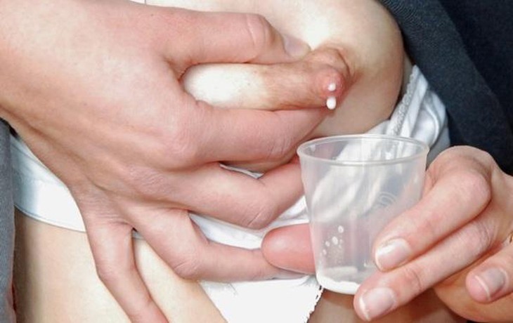 Cách vắt sữa đúng nhất cho bà mẹ sau sinh - Ảnh 1.