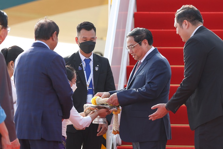 Thủ tướng Phạm Minh Chính tới Thủ đô Phnom Penh, bắt đầu chuyến thăm chính thức Campuchia - Ảnh 1. Thủ tướng Phạm Minh Chính tới Thủ đô Phnom Penh, bắt đầu chuyến thăm chính thức Campuchia - Ảnh 1.