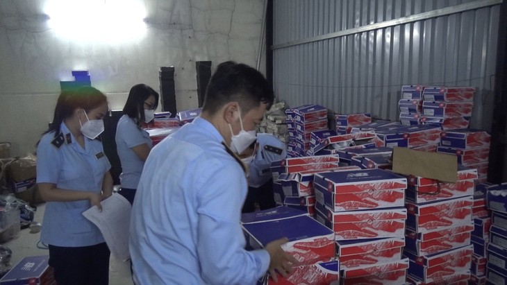 Mua "hàng hiệu" trôi nổi trên thị trường về chưa kịp bán đã bị tóm gọn - Ảnh 2. Mua "hàng hiệu" trôi nổi trên thị trường về chưa kịp bán đã bị tóm gọn - Ảnh 2.