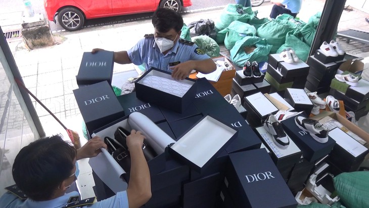 Mua "hàng hiệu" trôi nổi trên thị trường về chưa kịp bán đã bị tóm gọn - Ảnh 3. Mua "hàng hiệu" trôi nổi trên thị trường về chưa kịp bán đã bị tóm gọn - Ảnh 3.