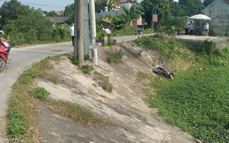 Va chạm với xe tải, 3 người trong cùng gia đình tử vong